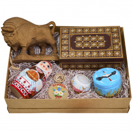Belarusian Folk Art Gift Set with Handcrafted Wooden Souvenirs