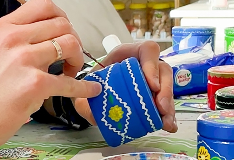 Wooden box painting workshop in the Ogovo tradition