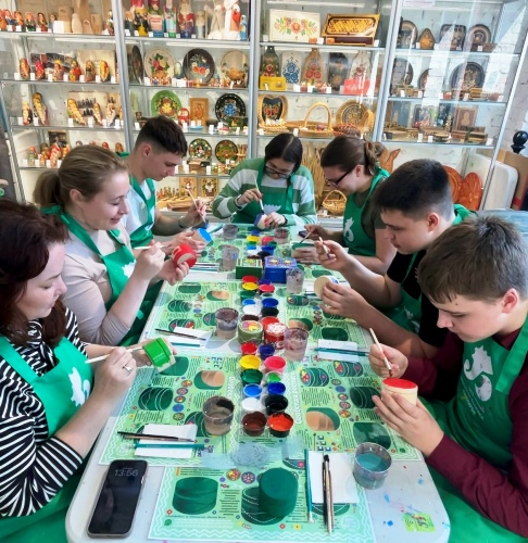 Master class in Ogovo painting on a decorative box
