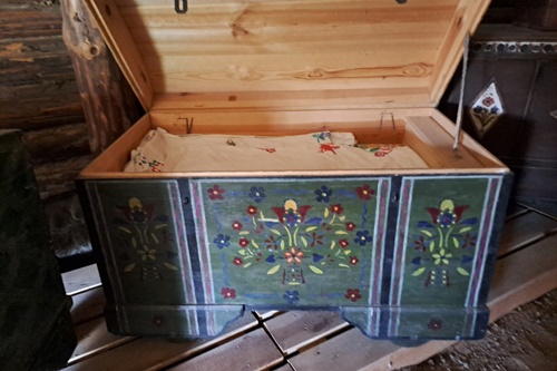 Painted chests and Ogovo painting