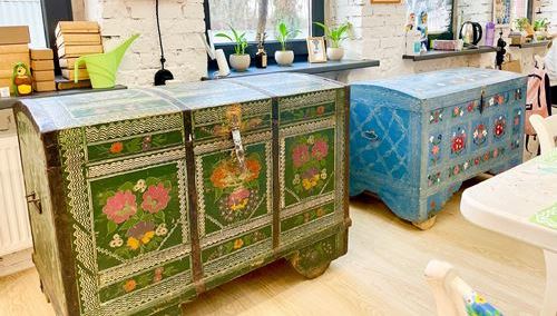 Painted chests and Ogovo painting