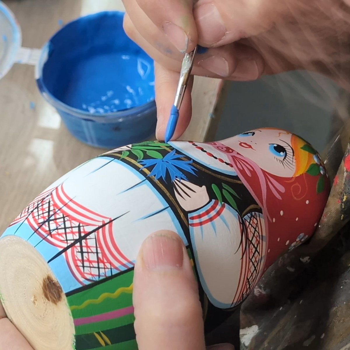 A craftsperson of Brest Souvenir Factory at work